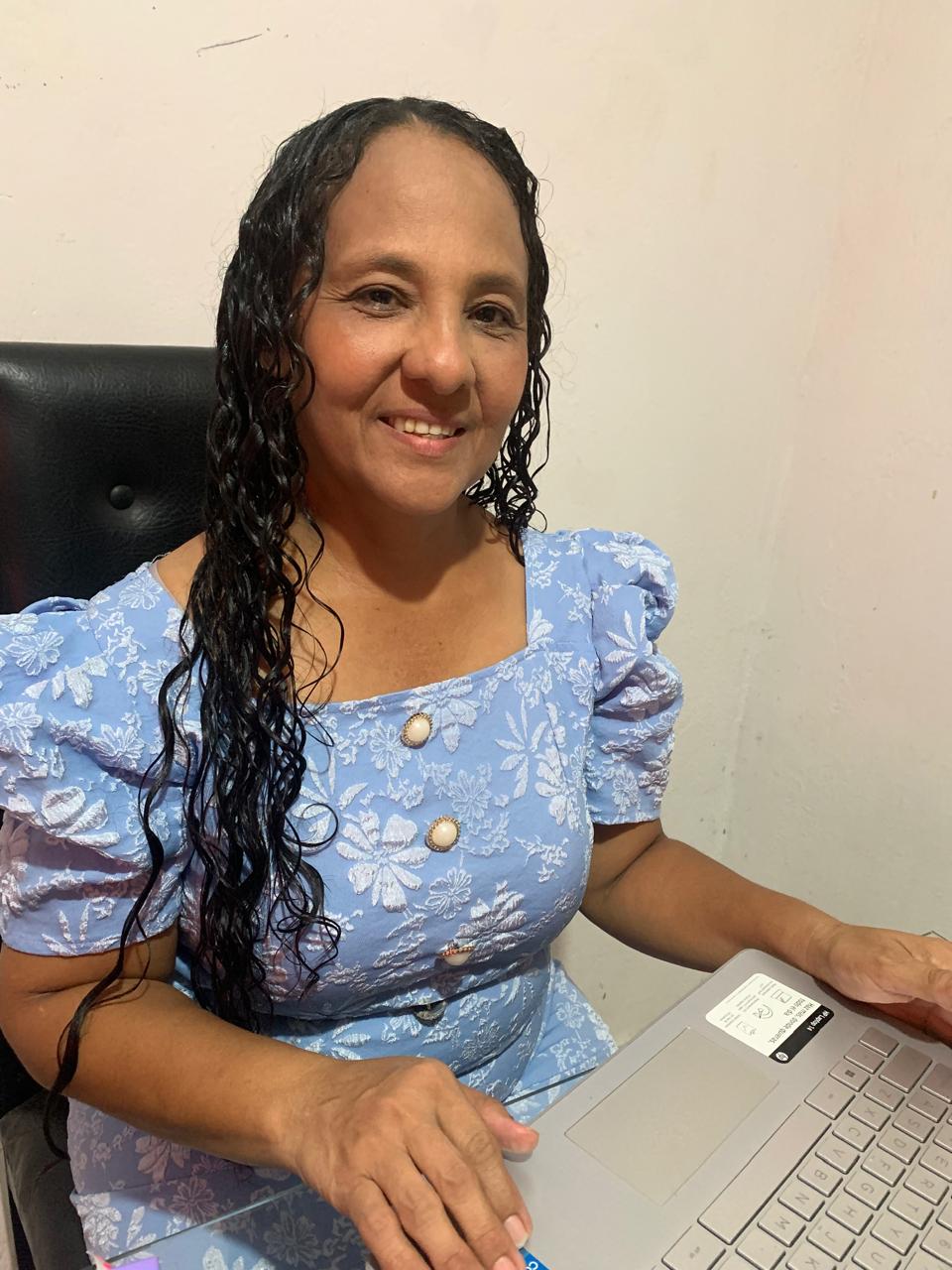 Esther María Causado, psicóloga, sonriendo frente a su portátil durante una consulta online